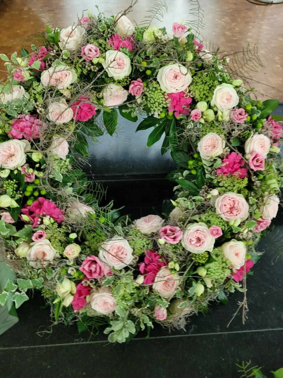 Blumenkranz mit rosa Blumen