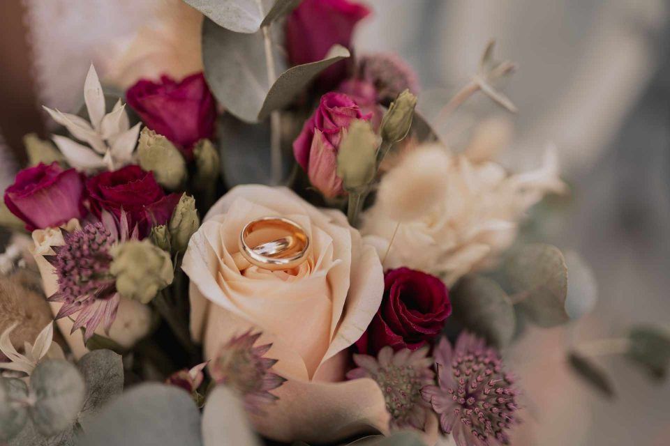 Brautstrauss mit weissen und lachsfarbenen Blumen