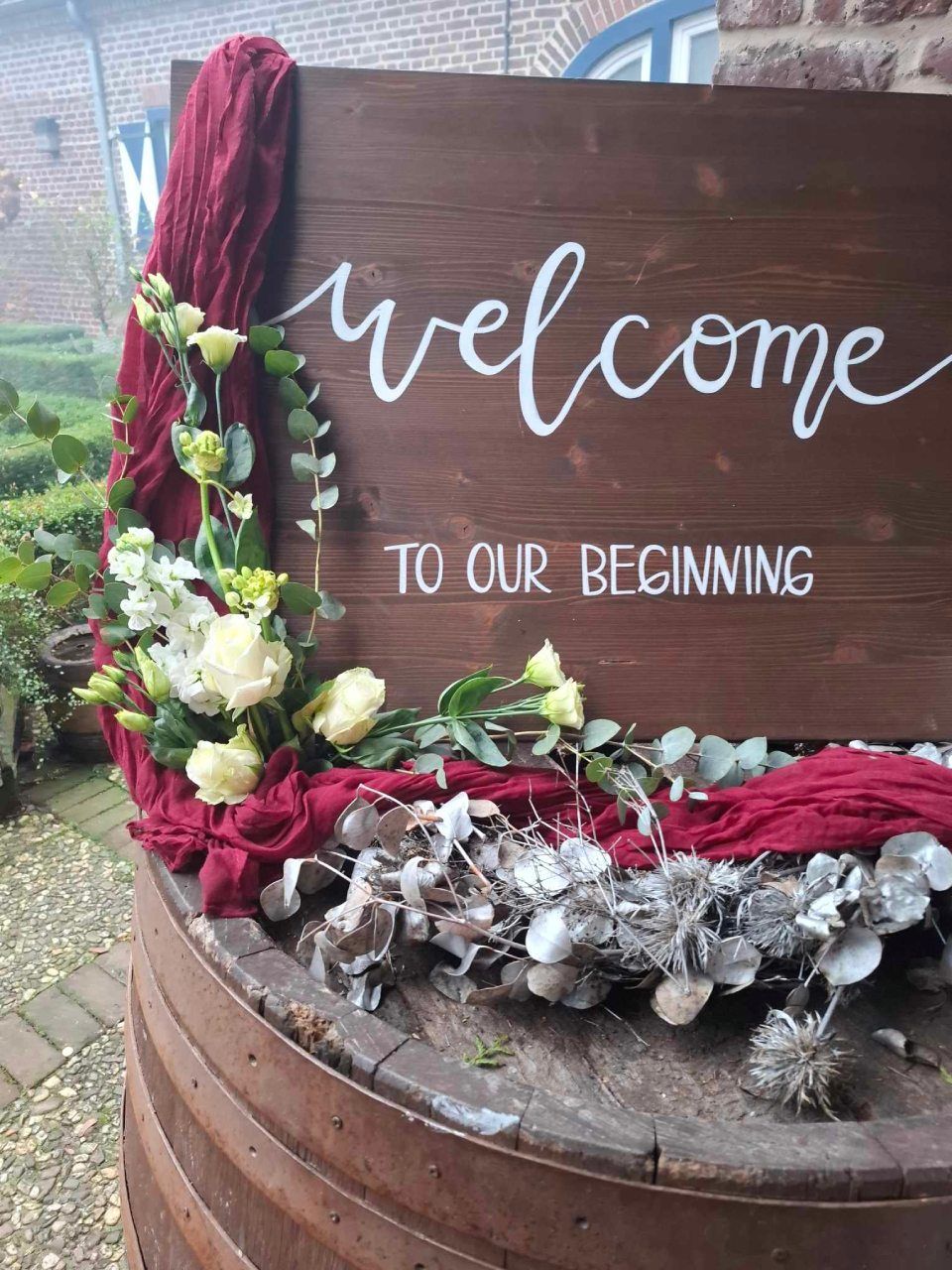 Blumendeko auf Willkommenstafel