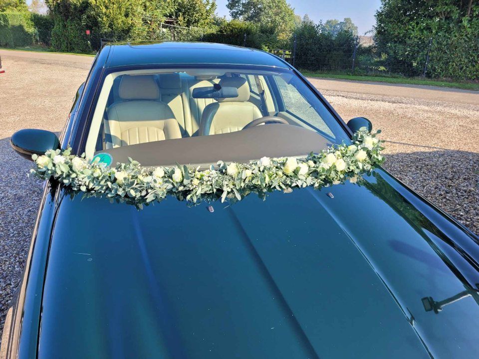 Blumendeko auf blauem Auto