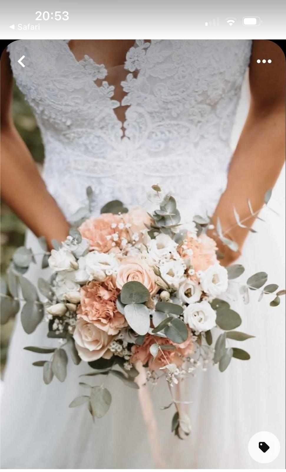 Braut mit pastellfarbenen Strauss