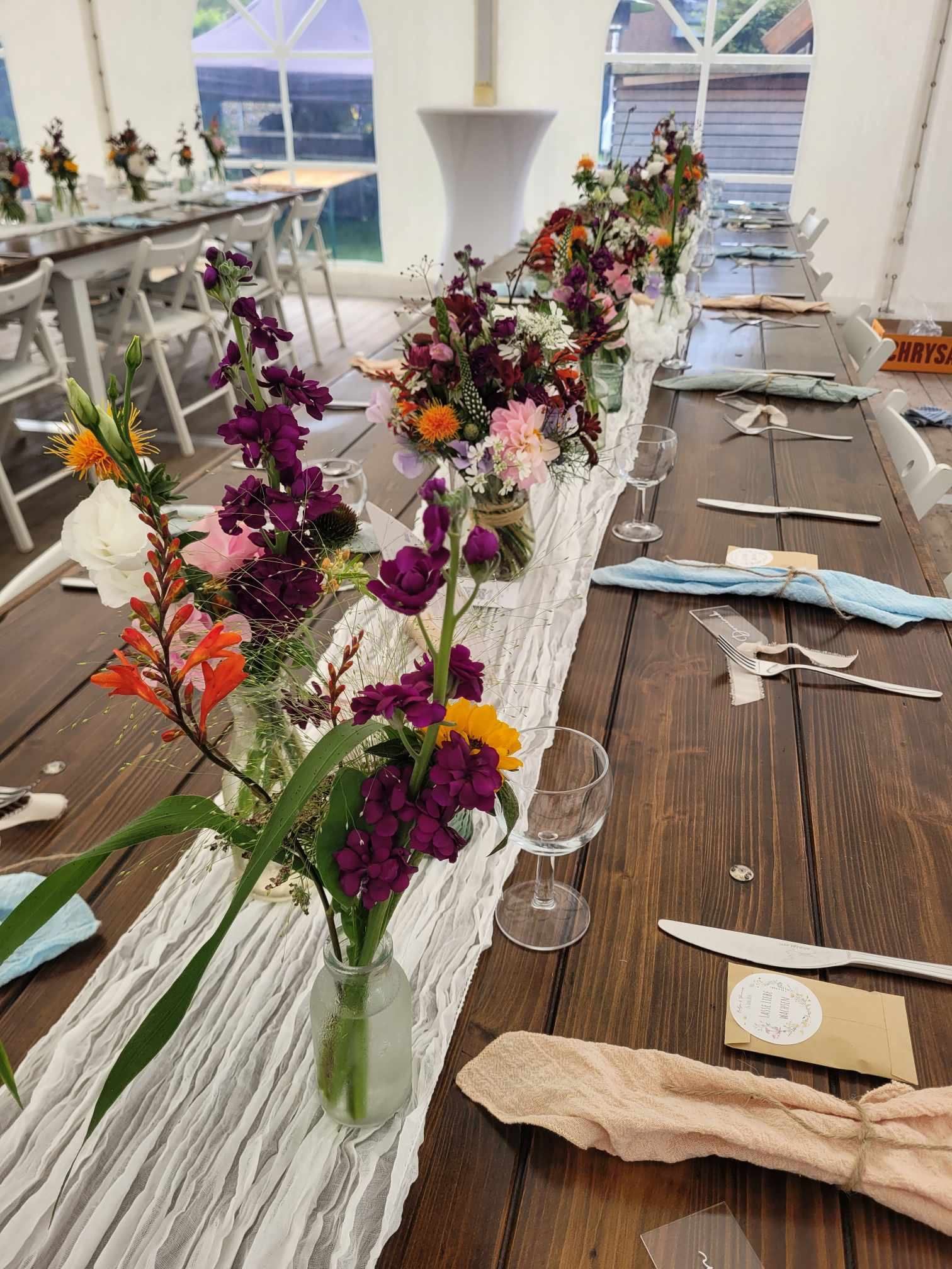 Tischdeko mit farbigen Blumen