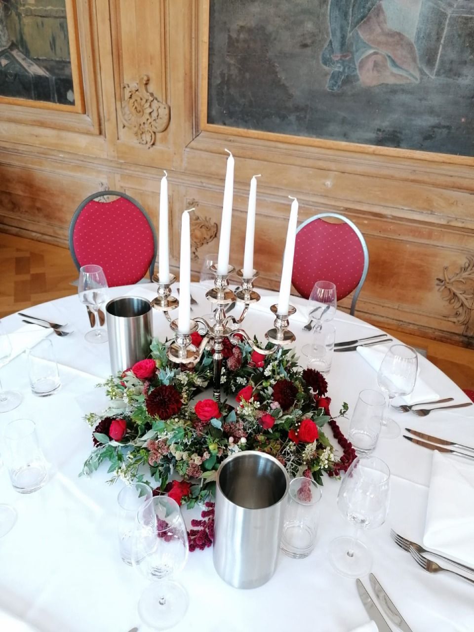 Tischdeko mit Blumen und Kerzen