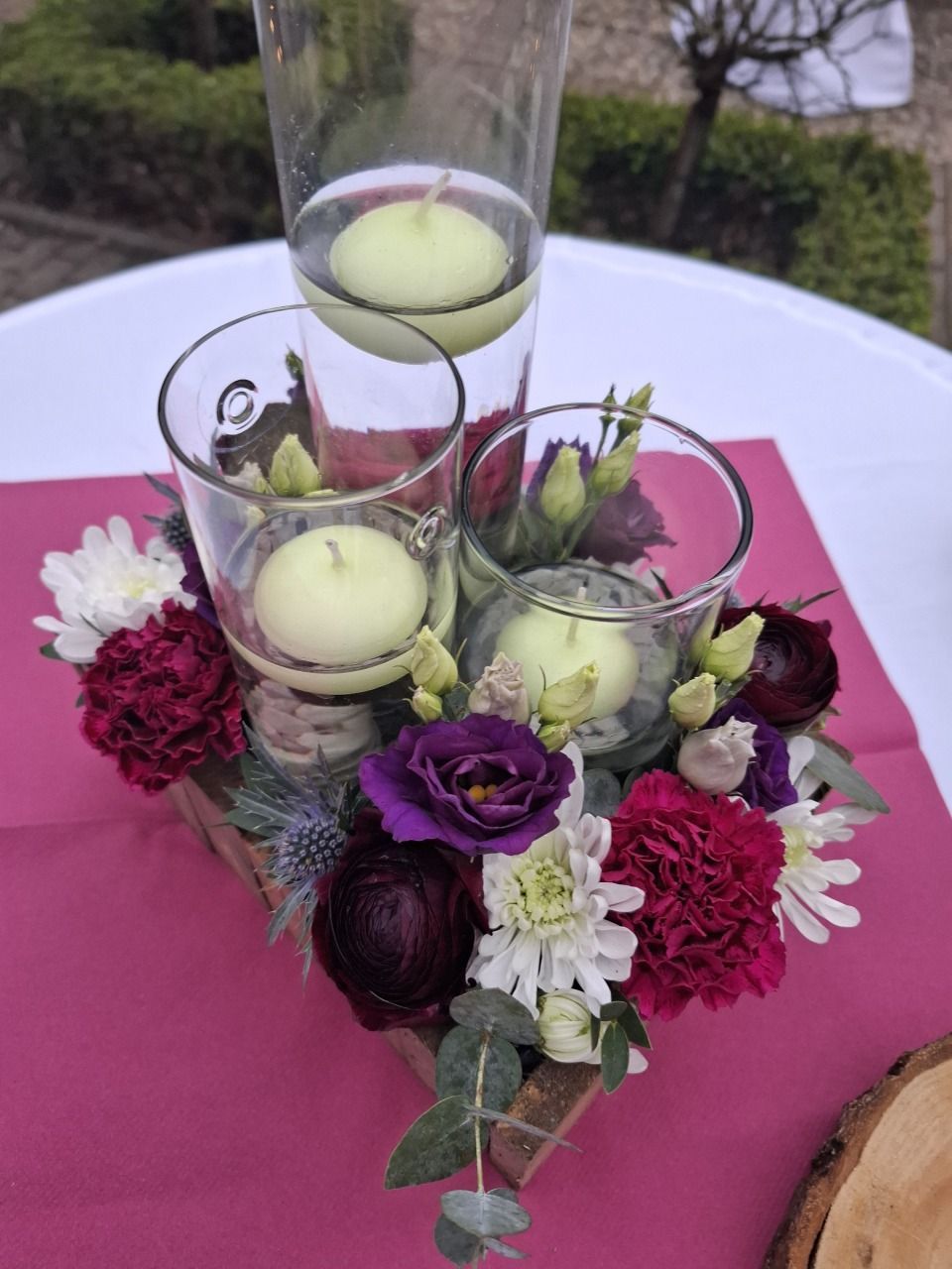 Tischdeko mit blumen und weissen Kerzen