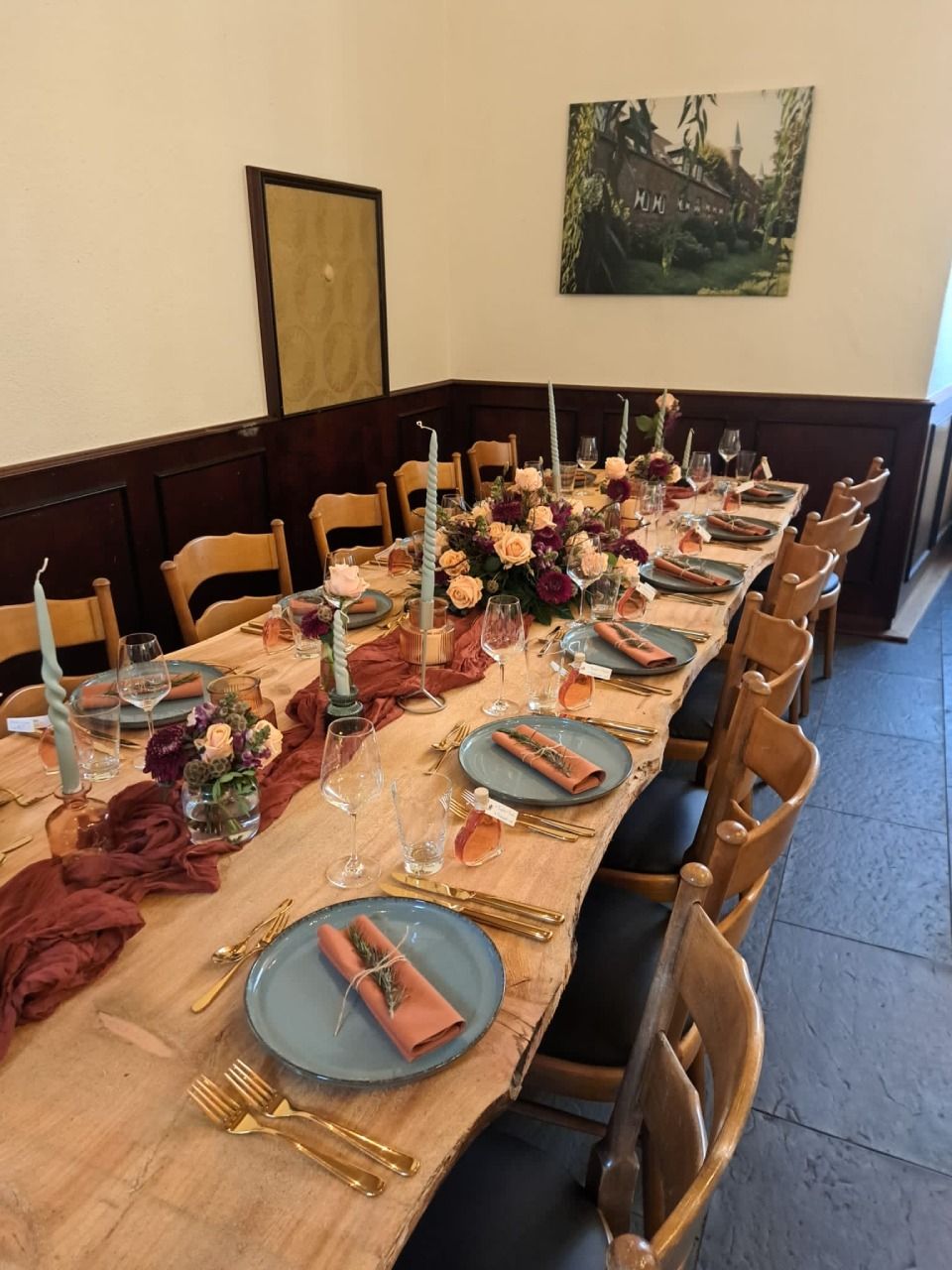 Grosser Tisch mit Dekoration