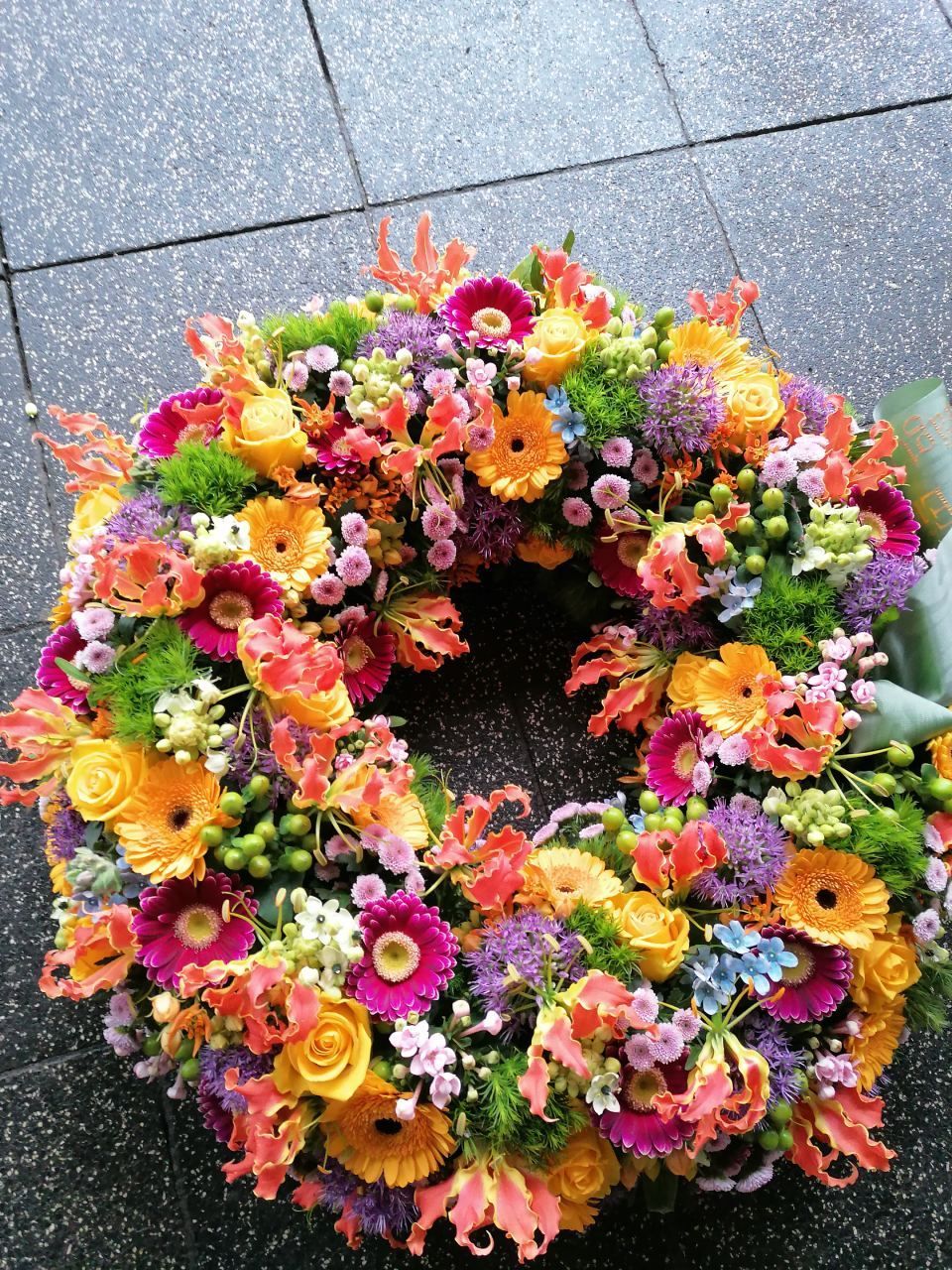 Trauerkranz mit weissen und rosa Blumen