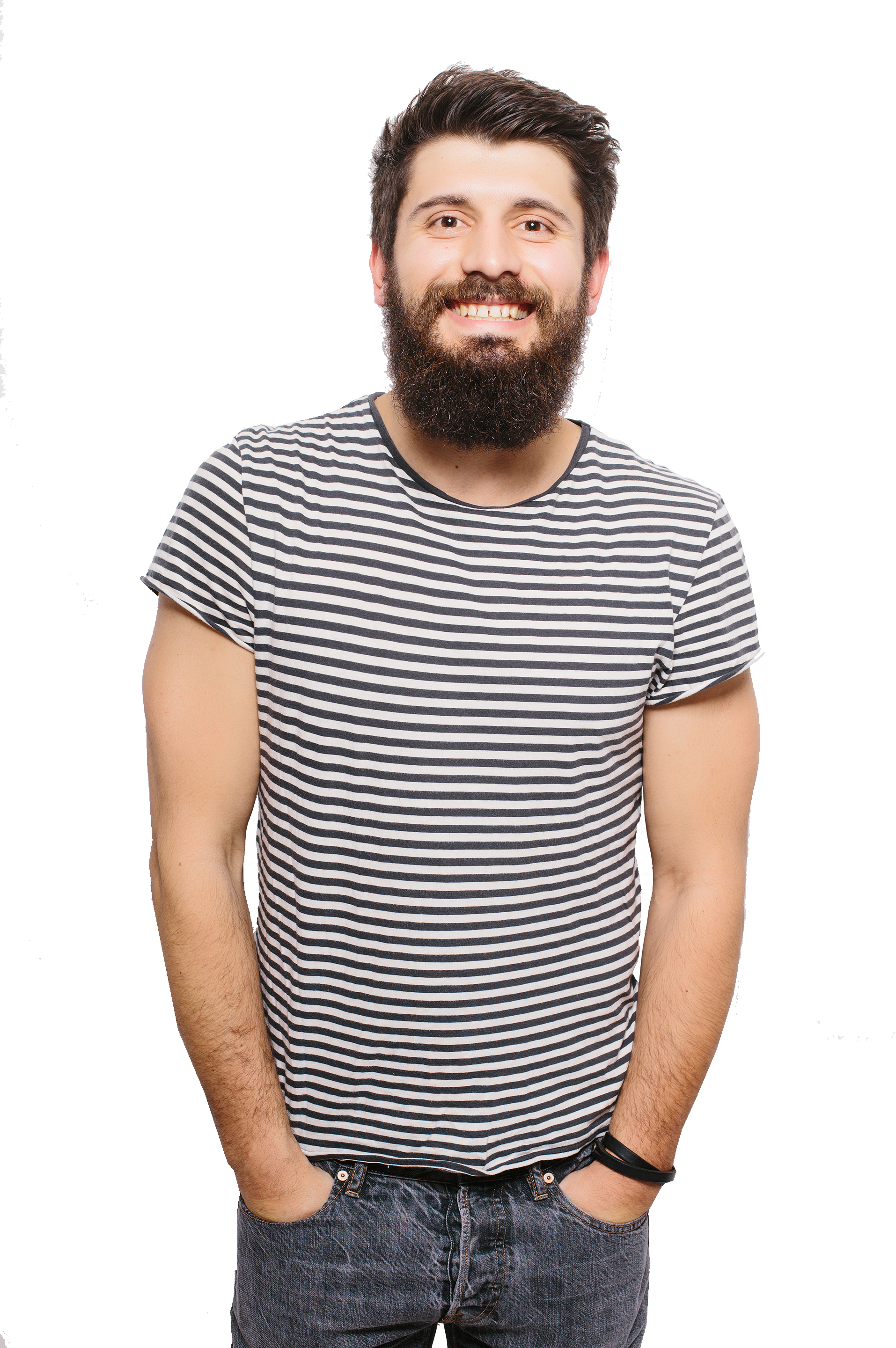 Un hombre con barba lleva una camisa a rayas y pantalones vaqueros.