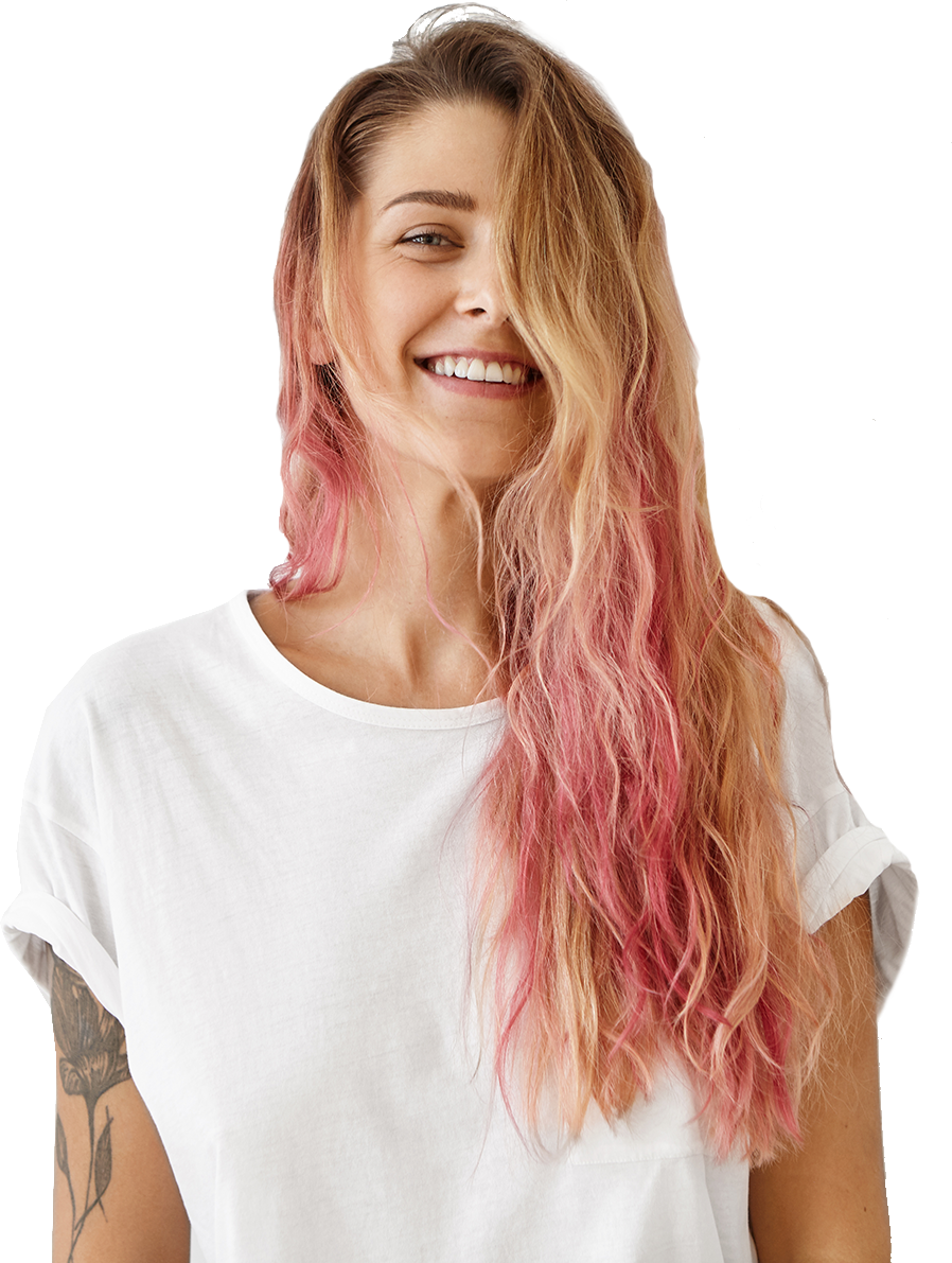 Una mujer con cabello rosa lleva una camiseta blanca y sonríe.