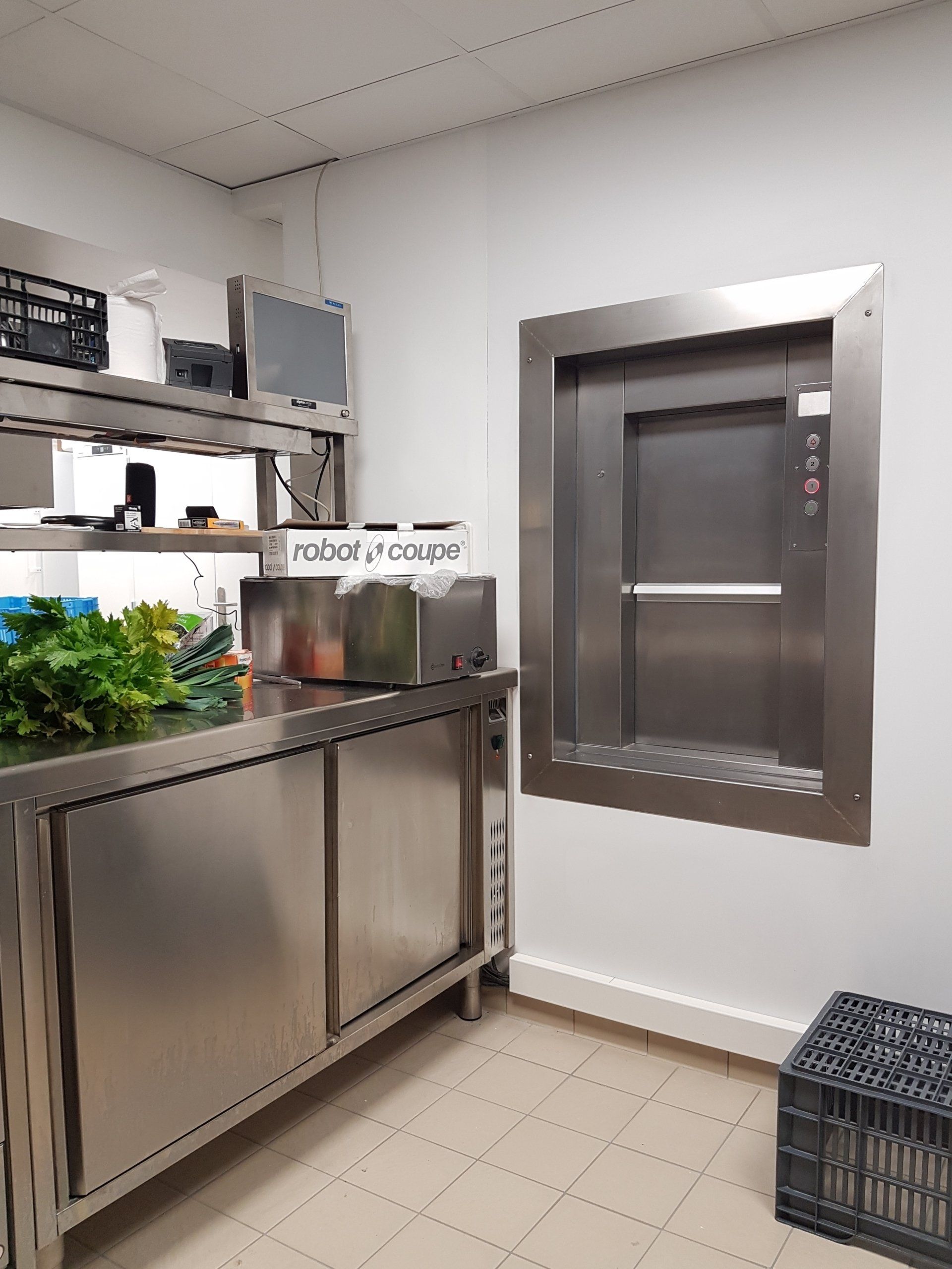 Monte plat installé dans une cuisine