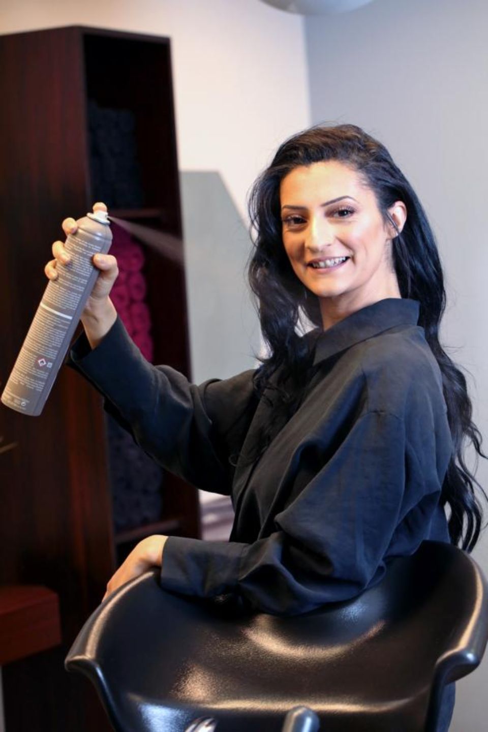 Özge Ic mit Haarspay