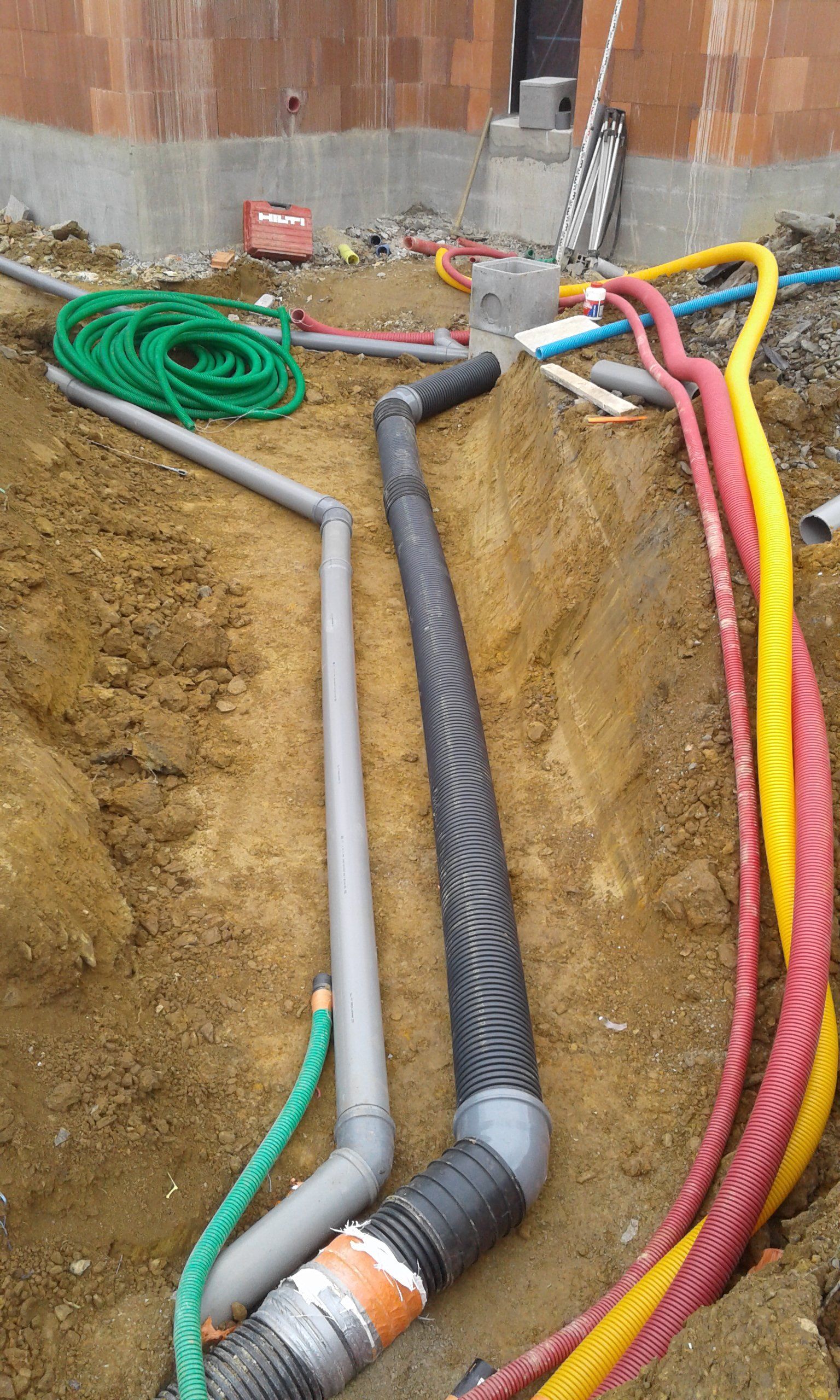 Mise en place de réseaux souterrains dans une tranchée de terrassement