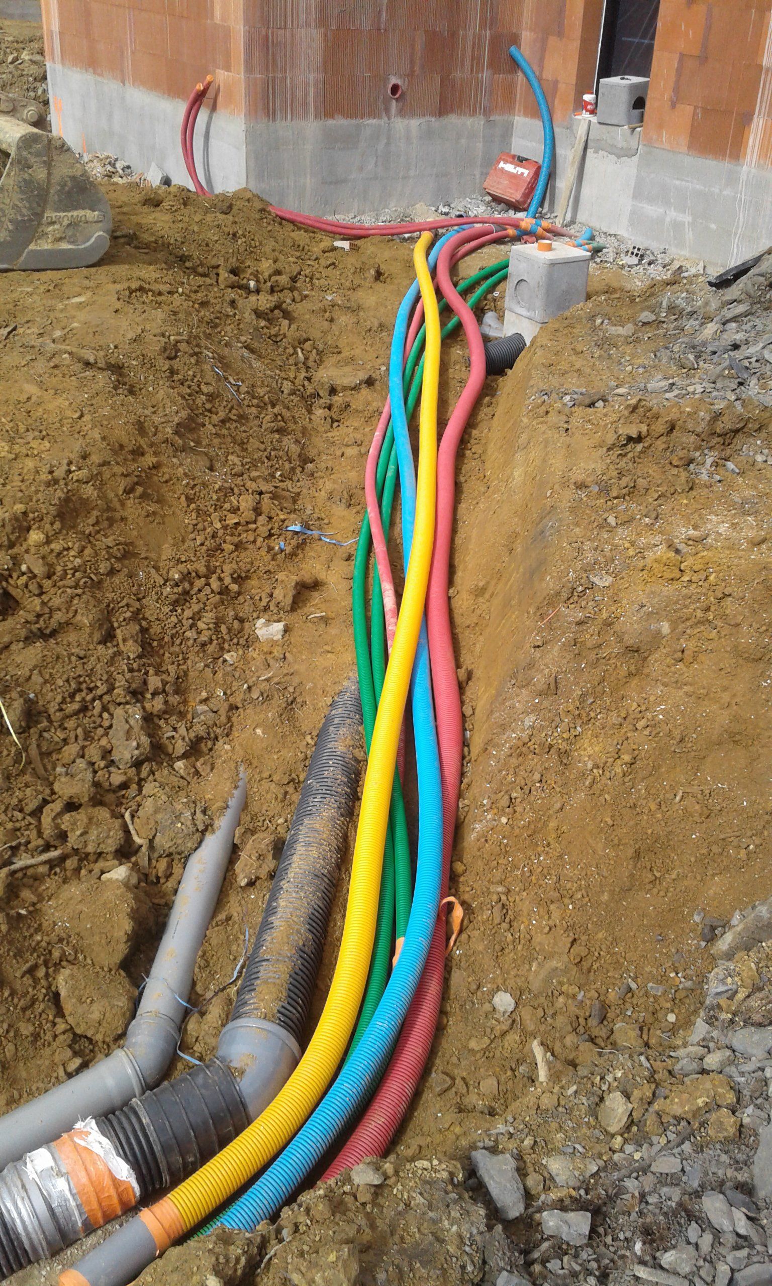 Pose de conduites d’évacuation des eaux usées et de gaines techniques pour les réseaux secs