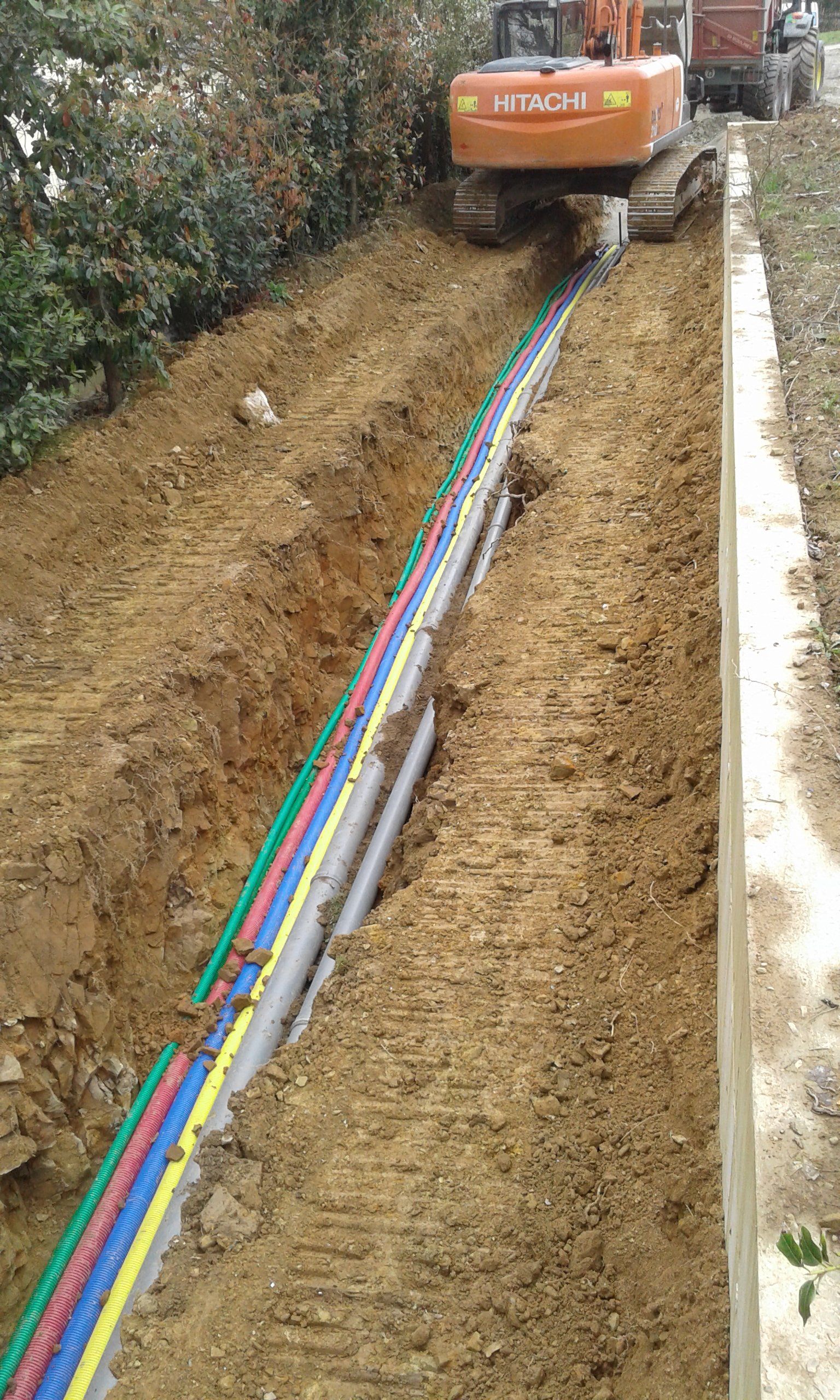 Gaines électriques, télécoms et autres conduits dans une tranchée