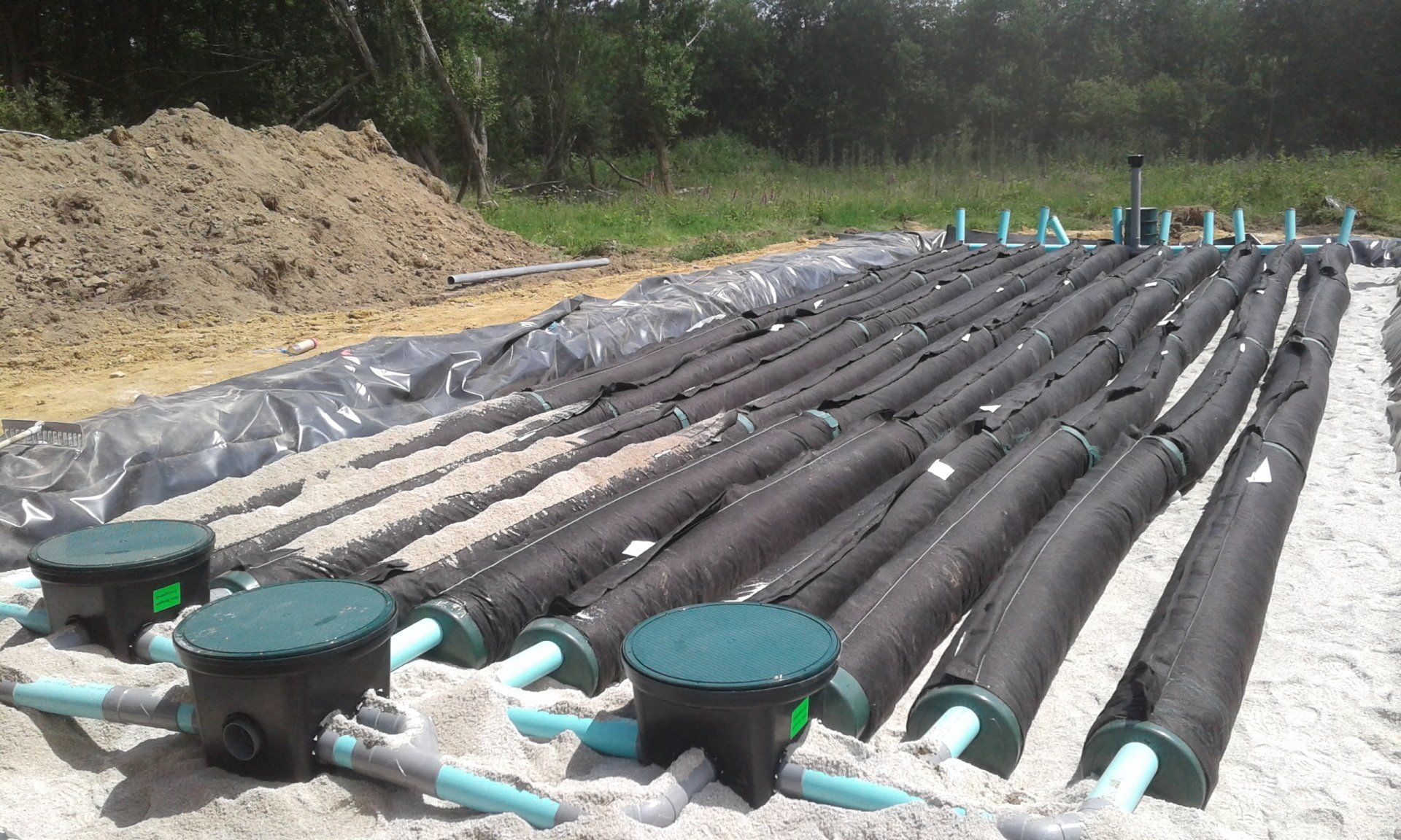 Installation pour l'évacuation et le traitement des eaux usées