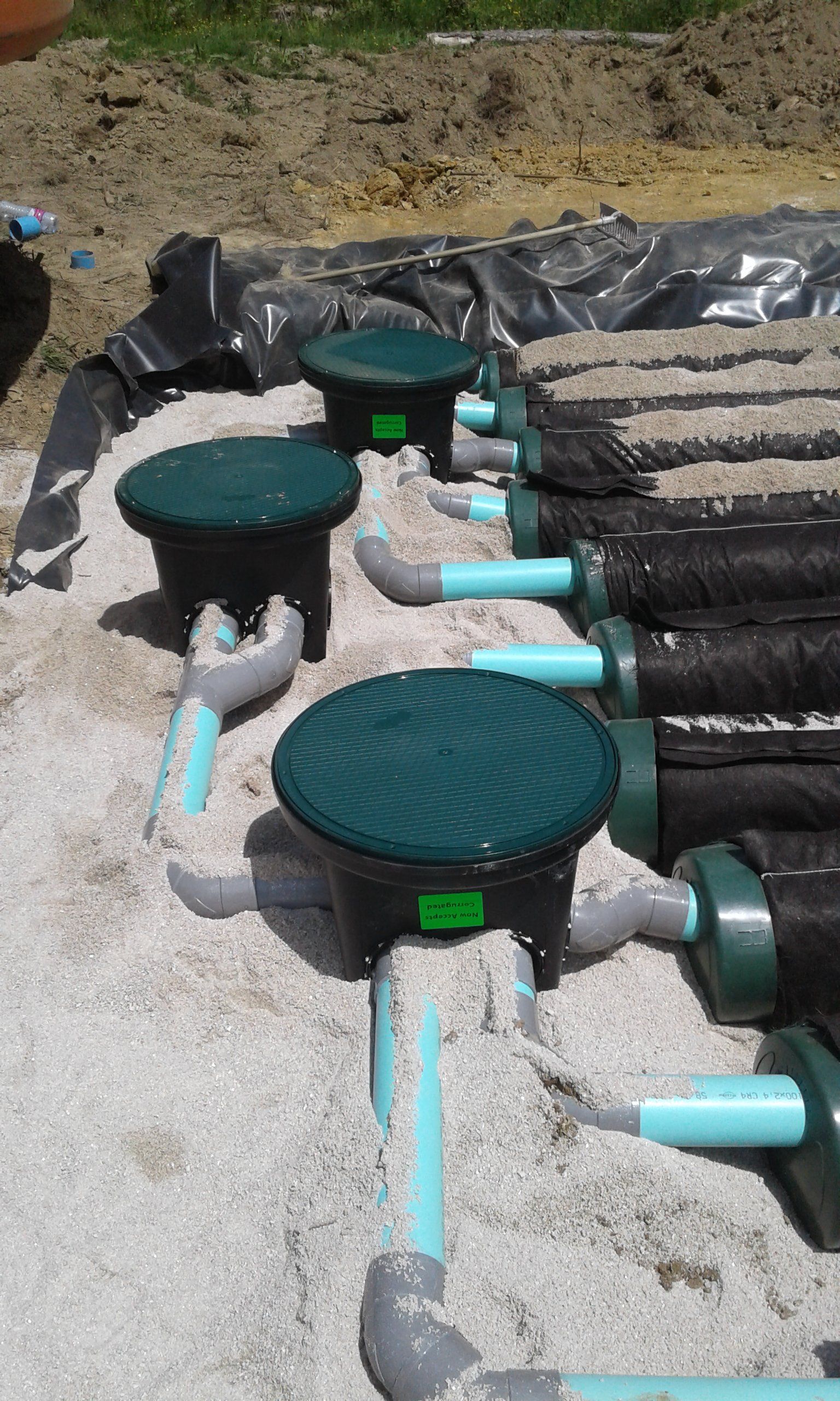 Système d'assainissement avec drains et regards de visite