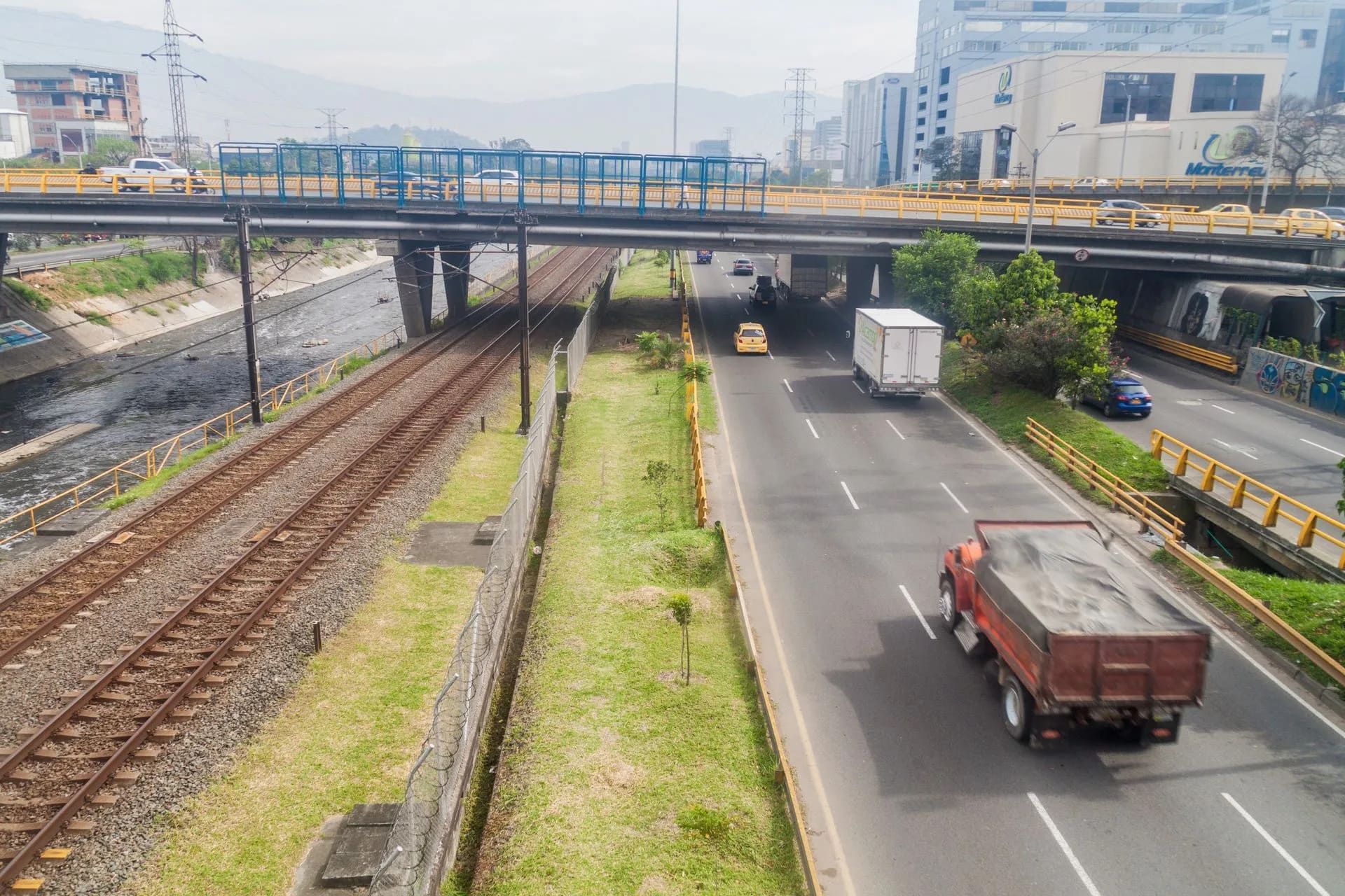 Lateral del vehículo de color blanco con logo azul y número de teléfono de