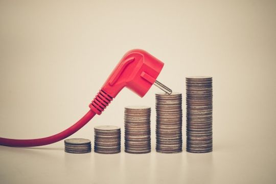 Installateur misst Spannung der Stromkabel in der Wand aus.