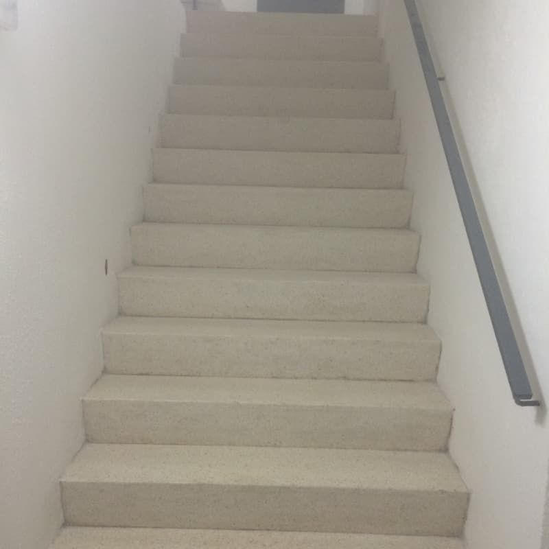 Un conjunto de escaleras que conducen al segundo piso de un edificio.