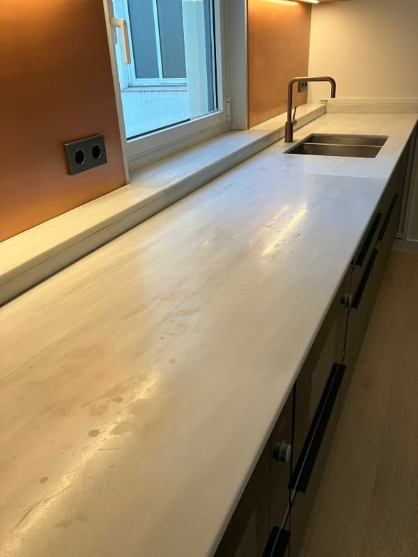 Un mostrador de cocina con un fregadero y una ventana.