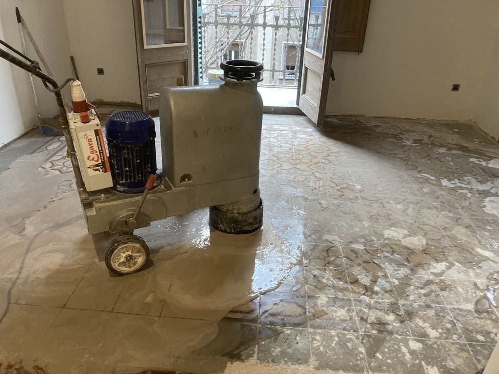 Una máquina está colocada sobre un suelo de baldosas en una habitación.