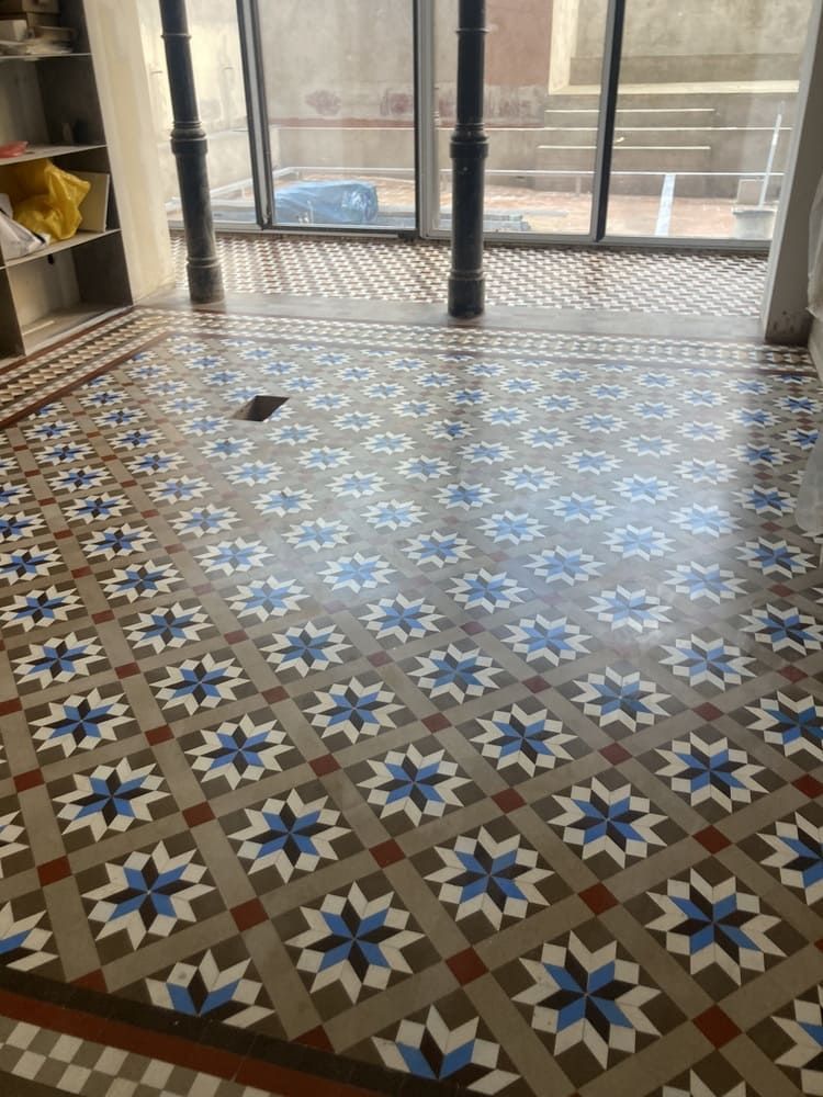 Una habitación con suelo de baldosas y una puerta corrediza de cristal.