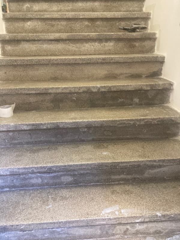 Un primer plano de un conjunto de escaleras con un trozo de cinta en el escalón inferior.