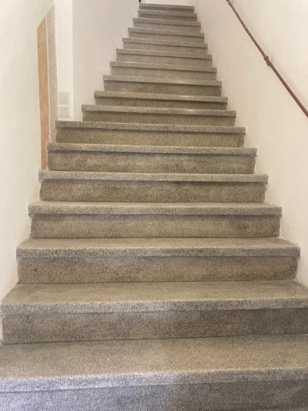 Un conjunto de escaleras que conducen a una pared blanca.