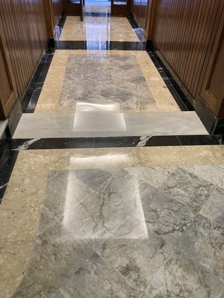 Un pasillo con suelos de mármol y paredes de madera.