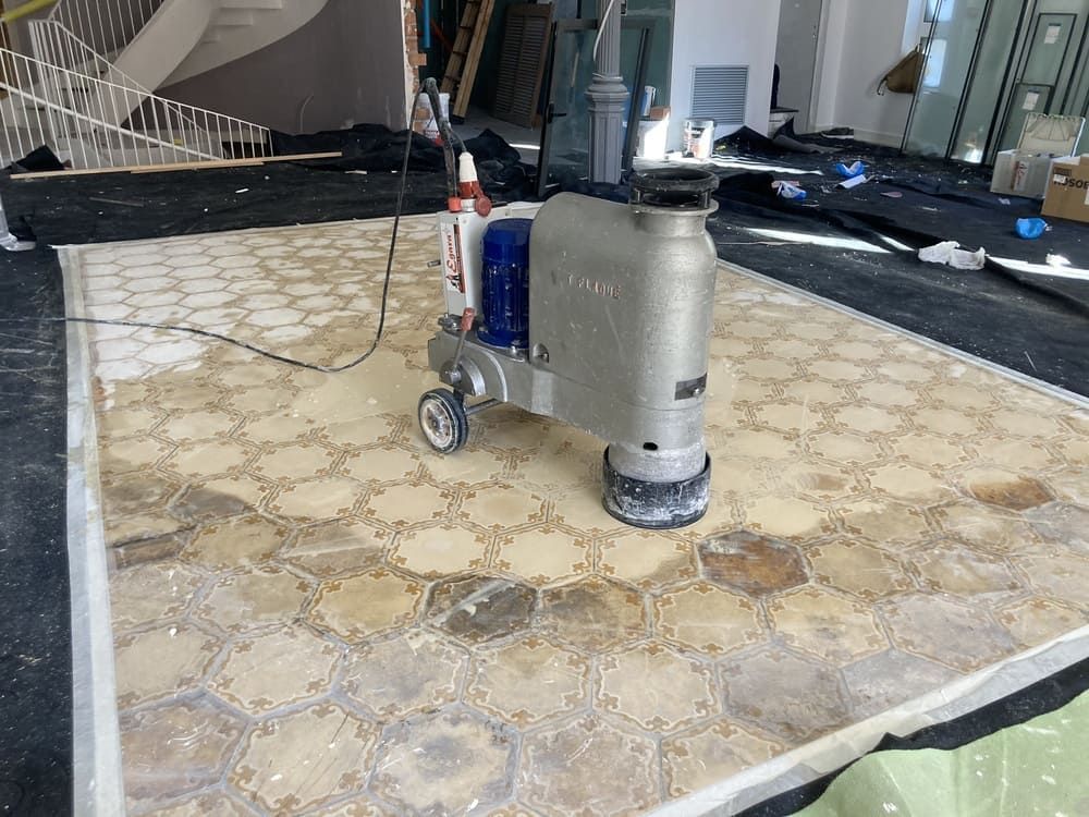 Una máquina está colocada encima de un suelo de baldosas.