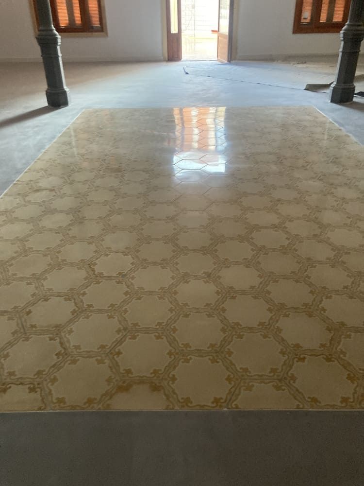 Un suelo de baldosas en una habitación con un patrón en él.