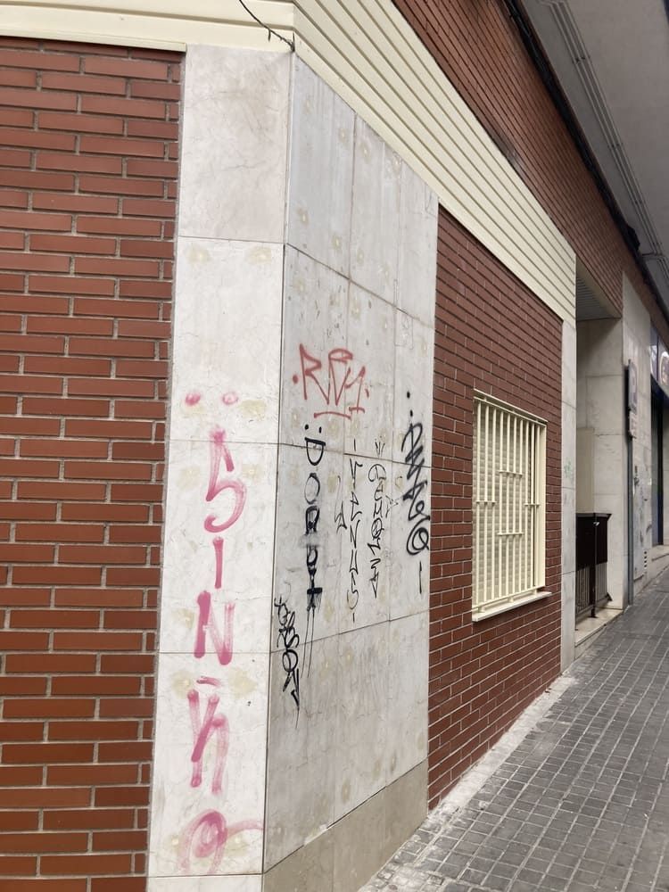 Una pared de ladrillos con un grafiti que dice rp