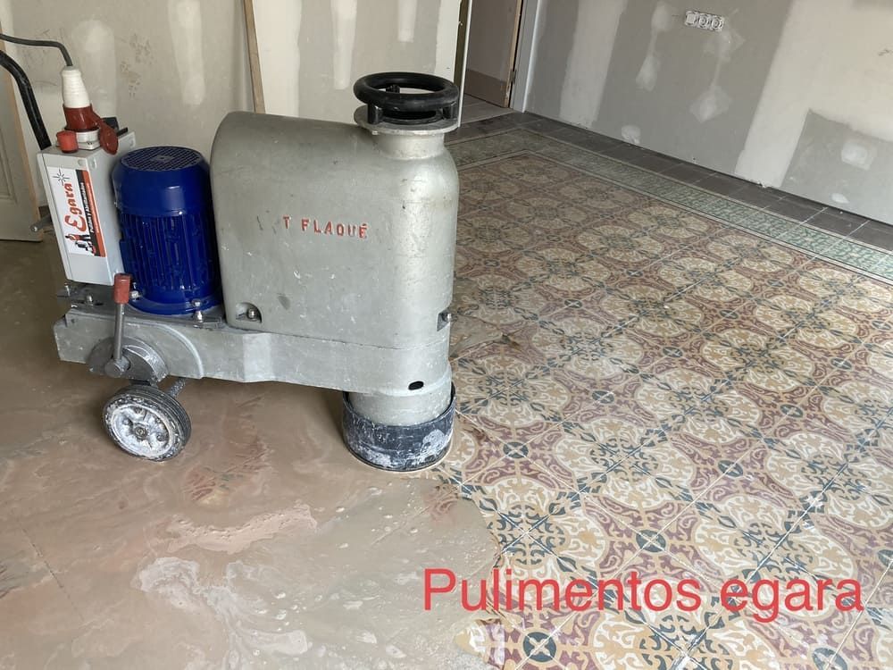 Una máquina está colocada sobre un suelo de baldosas en una habitación.