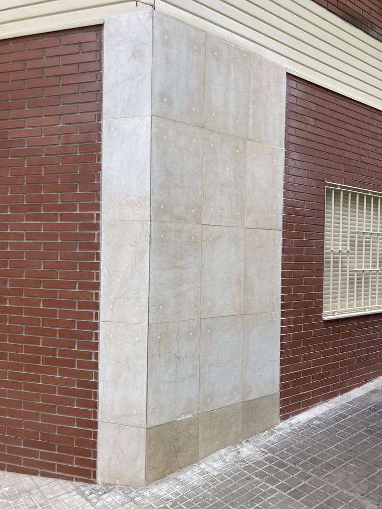 Un edificio de ladrillo con una ventana en el lateral