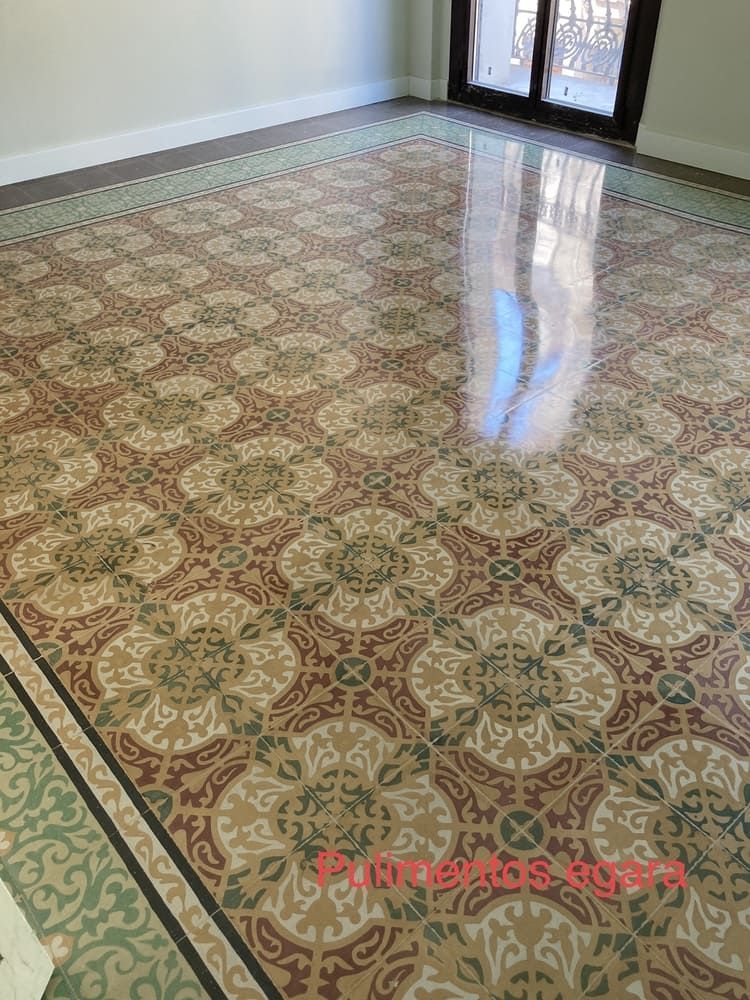 Un suelo de baldosas en una habitación con un patrón en él.