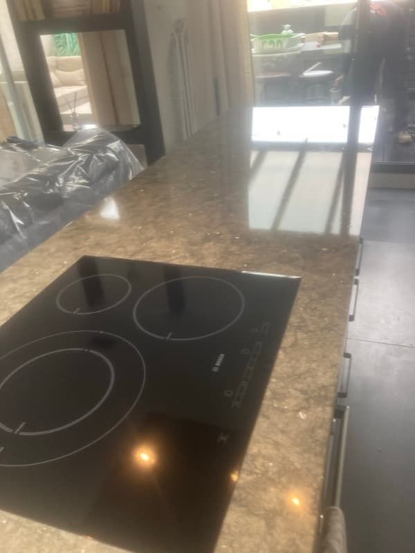 Un horno de estufa está colocado encima de una encimera en una cocina.