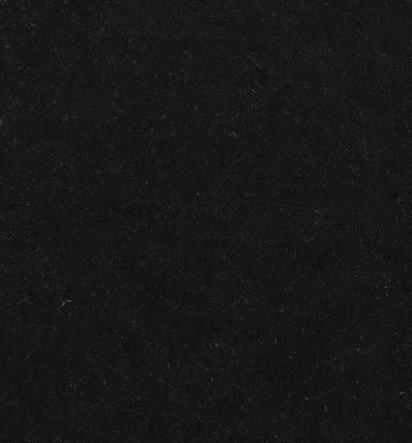 Un primer plano de una encimera de granito negro.