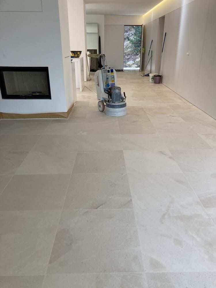 Una máquina está colocada sobre un suelo de baldosas en una habitación.