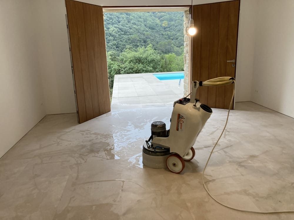 Una máquina está sentada en el suelo de una habitación.