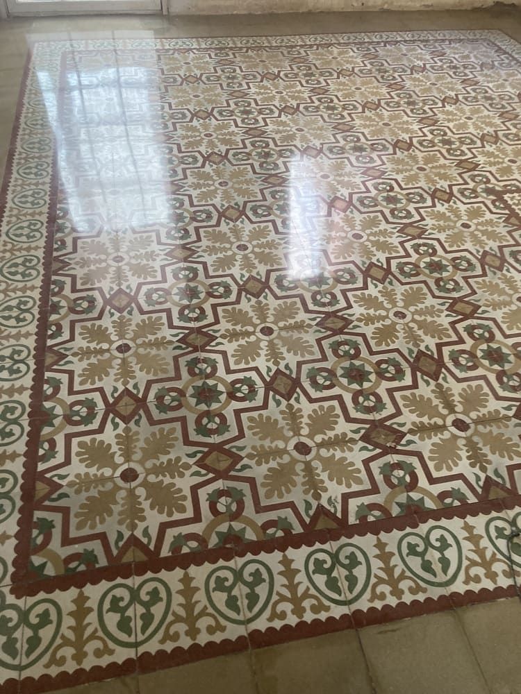 Un suelo de baldosas con un patrón geométrico.