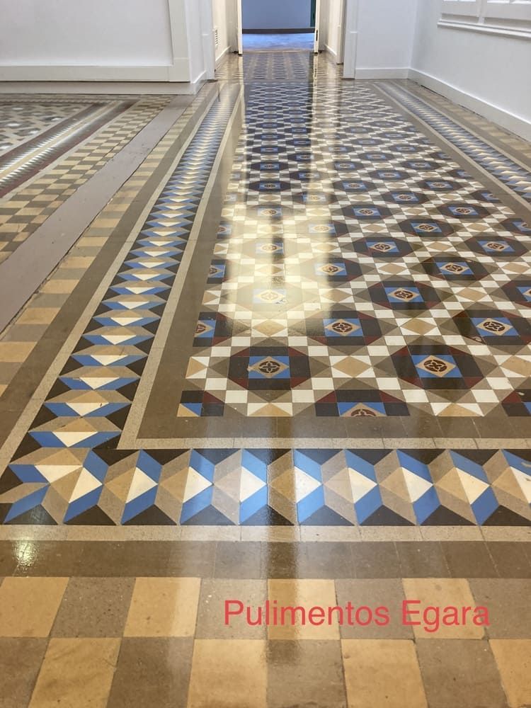 Un pasillo con suelo cuadriculado y la inscripción 