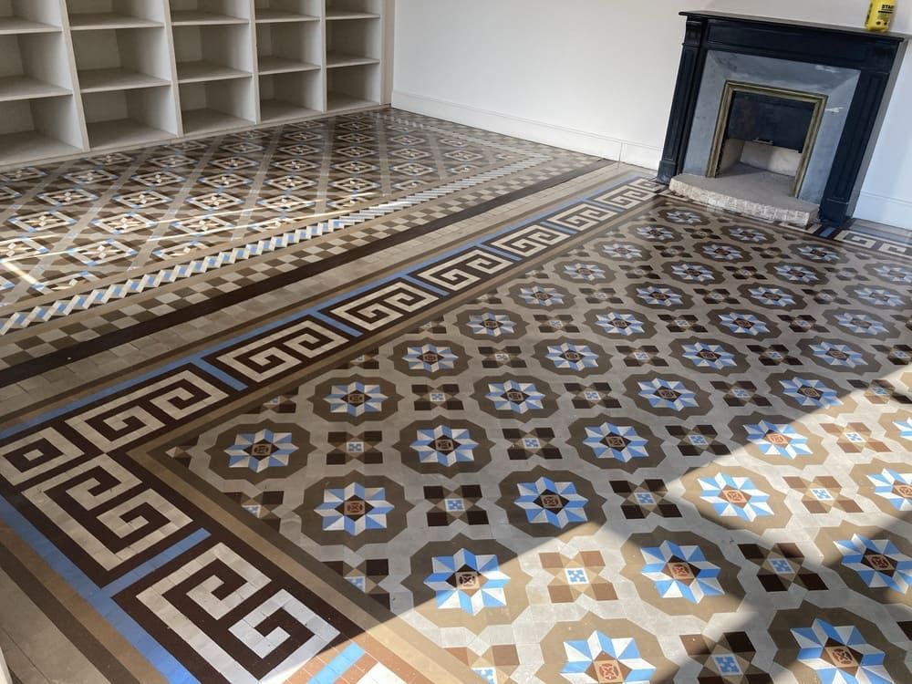 Una habitación con chimenea y una alfombra en el suelo.