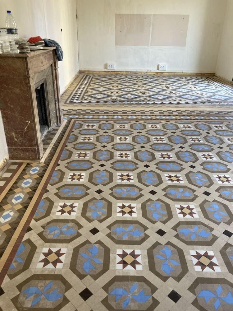 Una sala de estar con chimenea y suelo de baldosas.