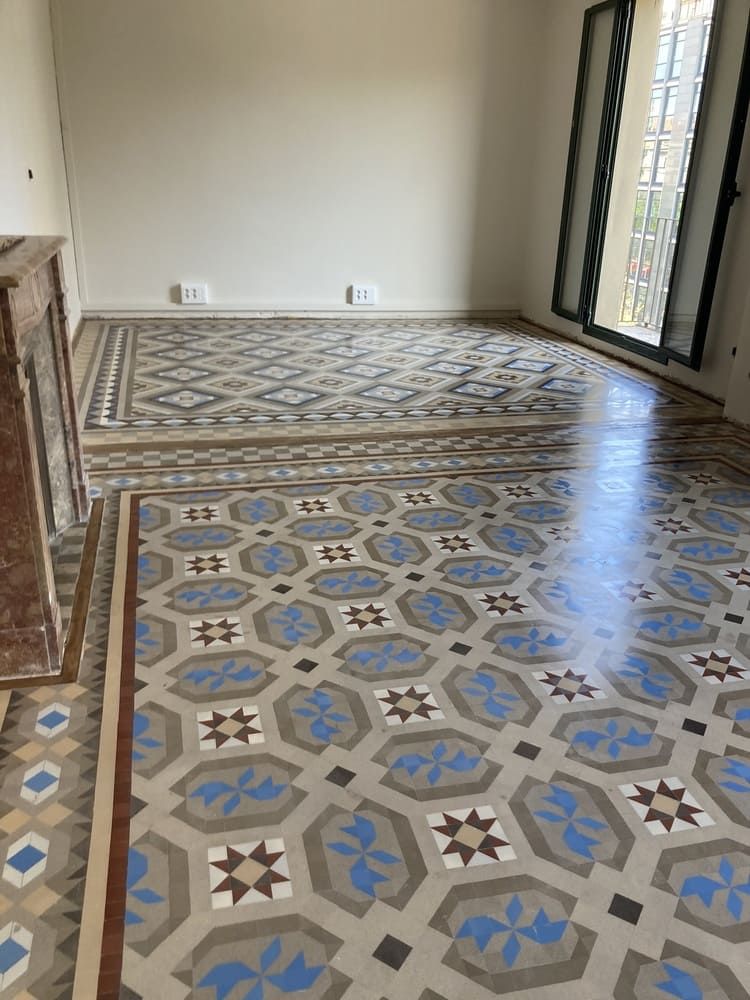 Una sala de estar con suelo de baldosas y chimenea.