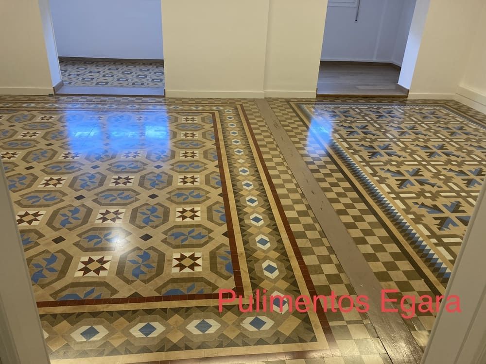 Un suelo de baldosas con un patrón geométrico y la palabra egara en la parte inferior.