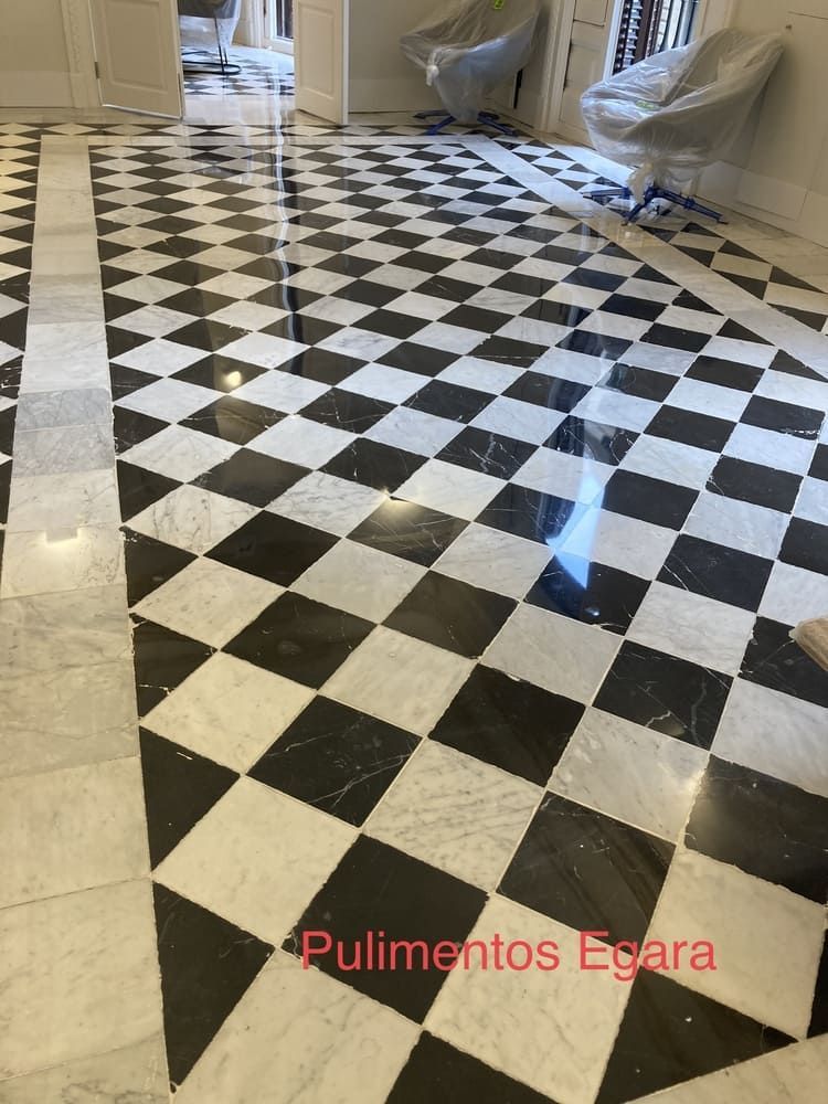 Un suelo a cuadros blancos y negros en una habitación.