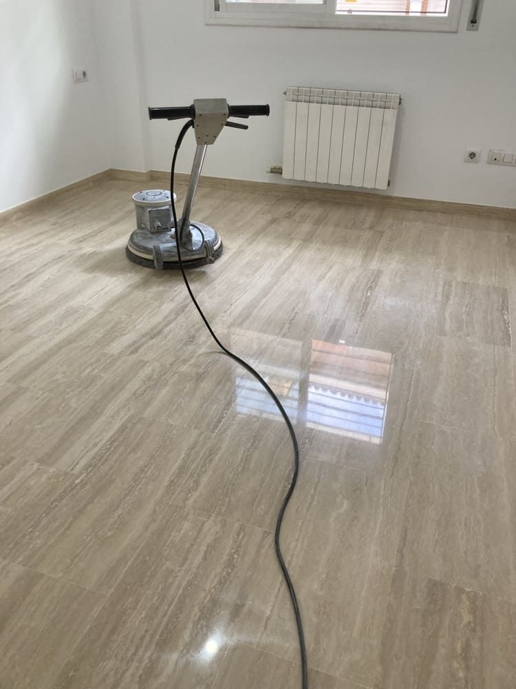 Una máquina está sentada sobre un piso de madera en una habitación.