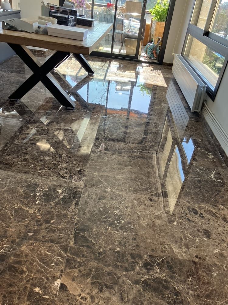 Una habitación con suelo de mármol y una mesa de madera.