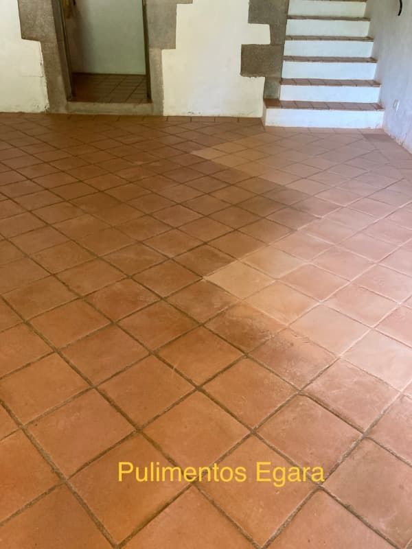 Una imagen de un suelo de baldosas con escaleras al fondo.