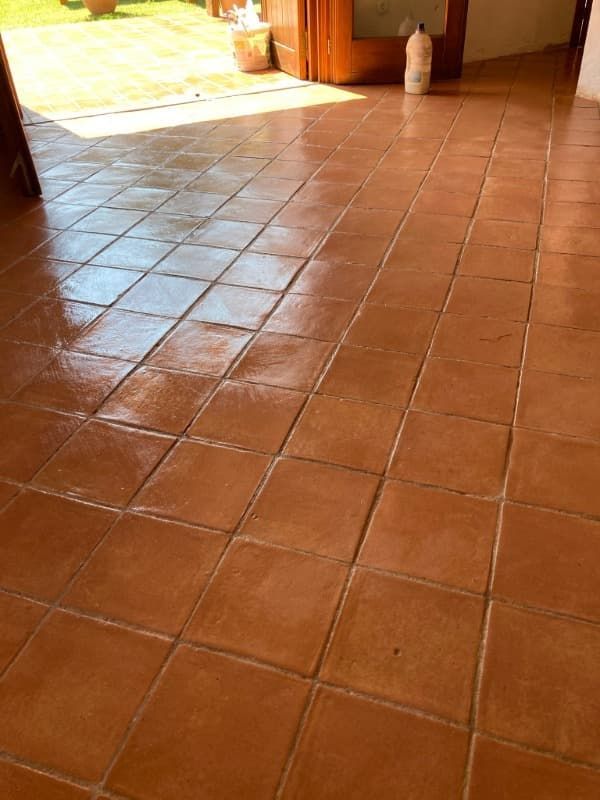 Un primer plano de un suelo de baldosas en una habitación.