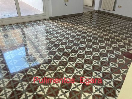 Una habitación con suelo de baldosas y las palabras pulimentos egara en la parte inferior.